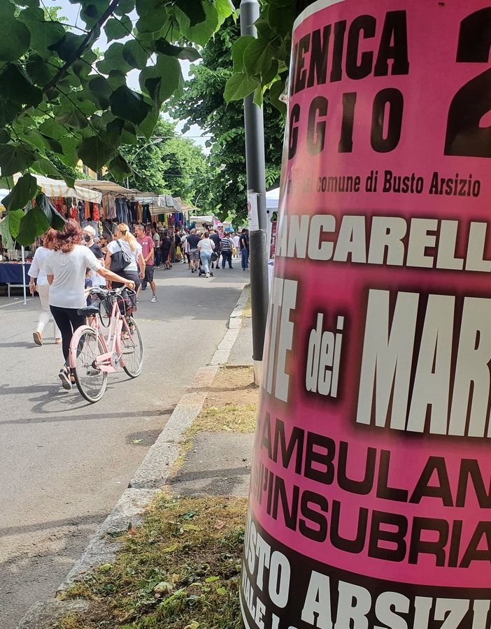 Ambulanti dell’Insubria in viale Lombardia. «Bello vedere la gente passeggiare per le strade importanti della città»