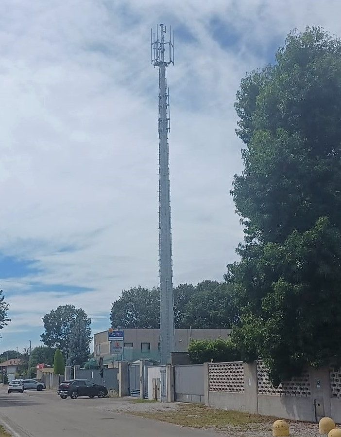 Olgiate, via Goito: c'è da spostare un'antenna... anzi no