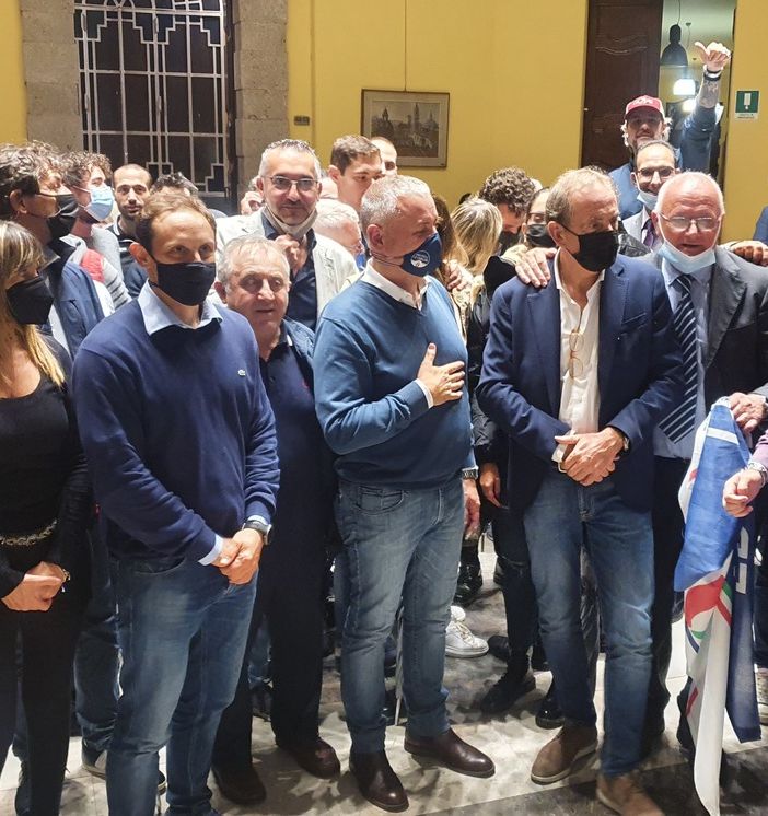Il sindaco Antonelli la sera della vittoria in sala consiglio