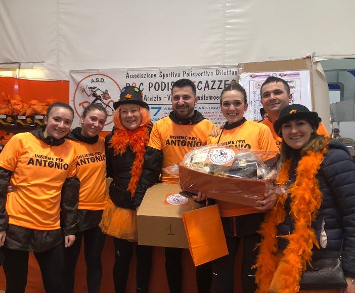FOTO e VIDEO. Una Valle tutta arancione con 1.500 runner. Ricordando Mamo e Nene