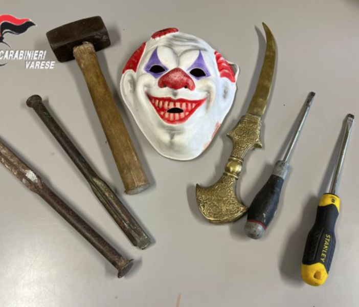 Rubavano nelle ville mascherati da clown: arrestati