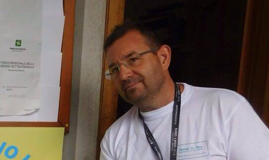 Pierluigi Beghetto, apicoltore, durante un'attività con i bambini: dalla sua pagina Facebook