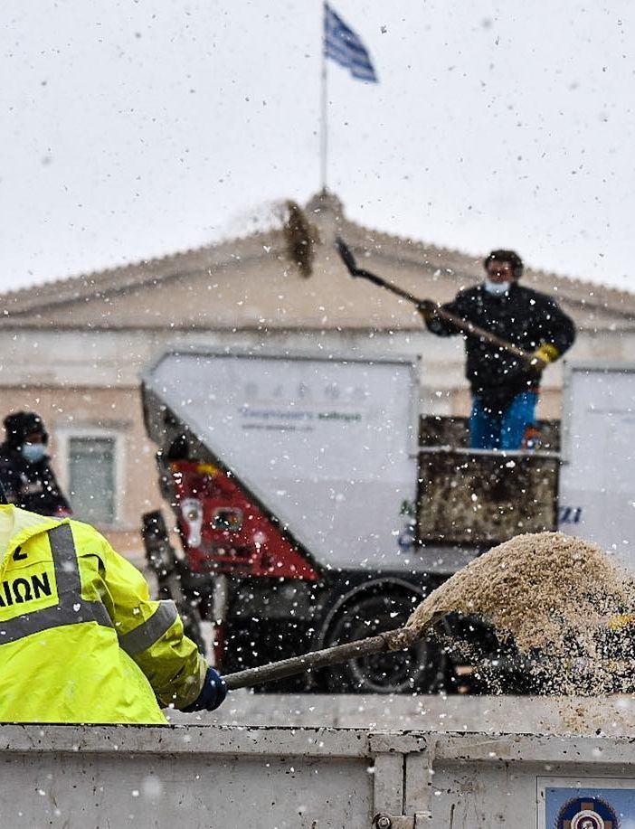 Le immagini postate dal sindaco, un giardino invaso dalla neve e un fermo immagine di Rainews
