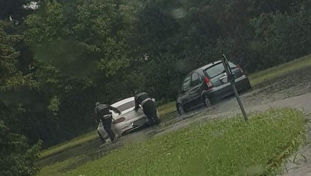 FOTO. Auto ferma nella strada allagata, la Polizia locale di Busto soccorre mamma e bimba