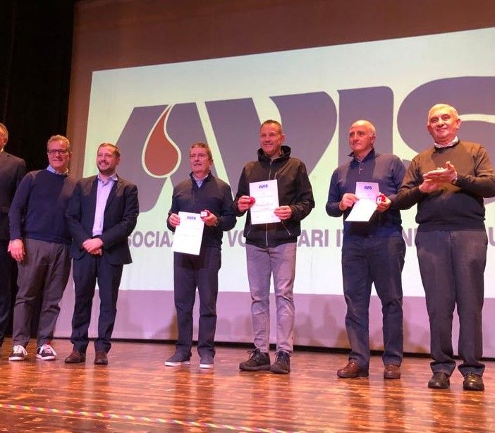 I premiati per le 120 donazioni. Sotto, quelli per le 100 e 75 e i docenti referenti delle scuole