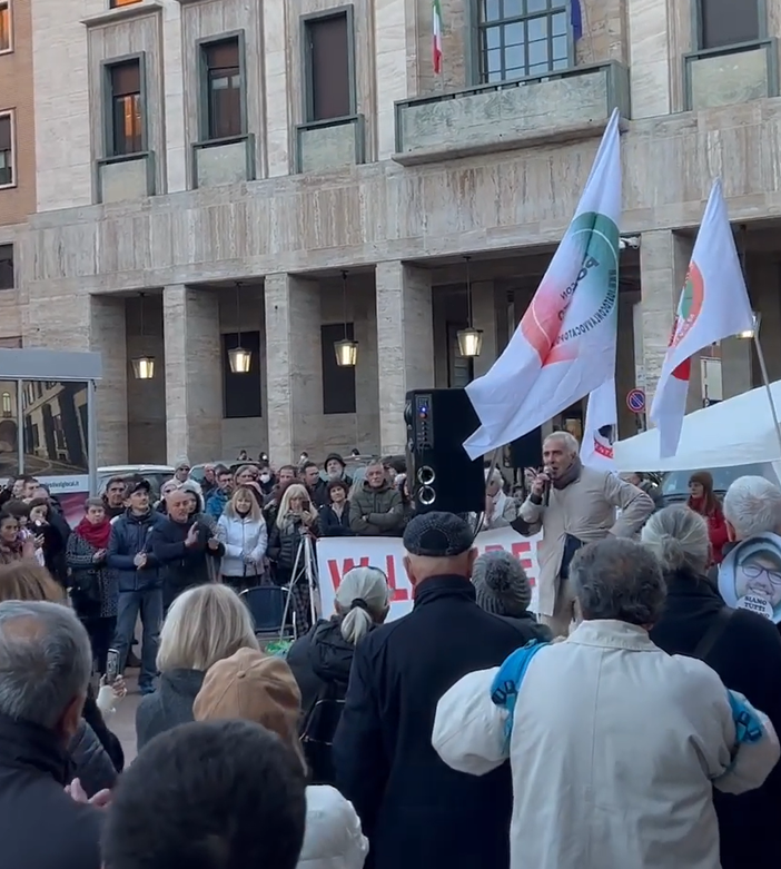 No vax di nuovo in piazza a Varese con l'avvocato Edoardo Polacco
