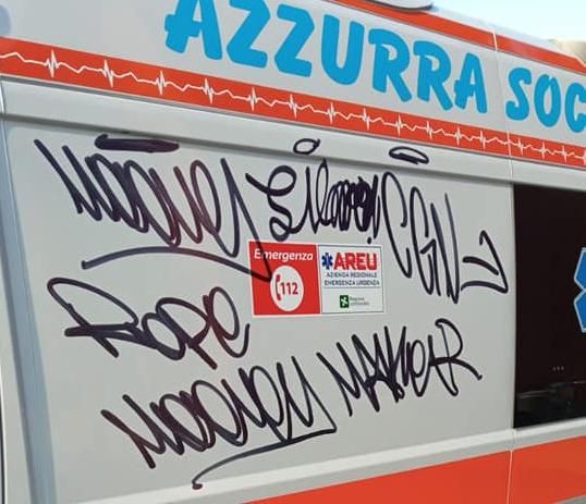 Una delle ambulanze deturpate