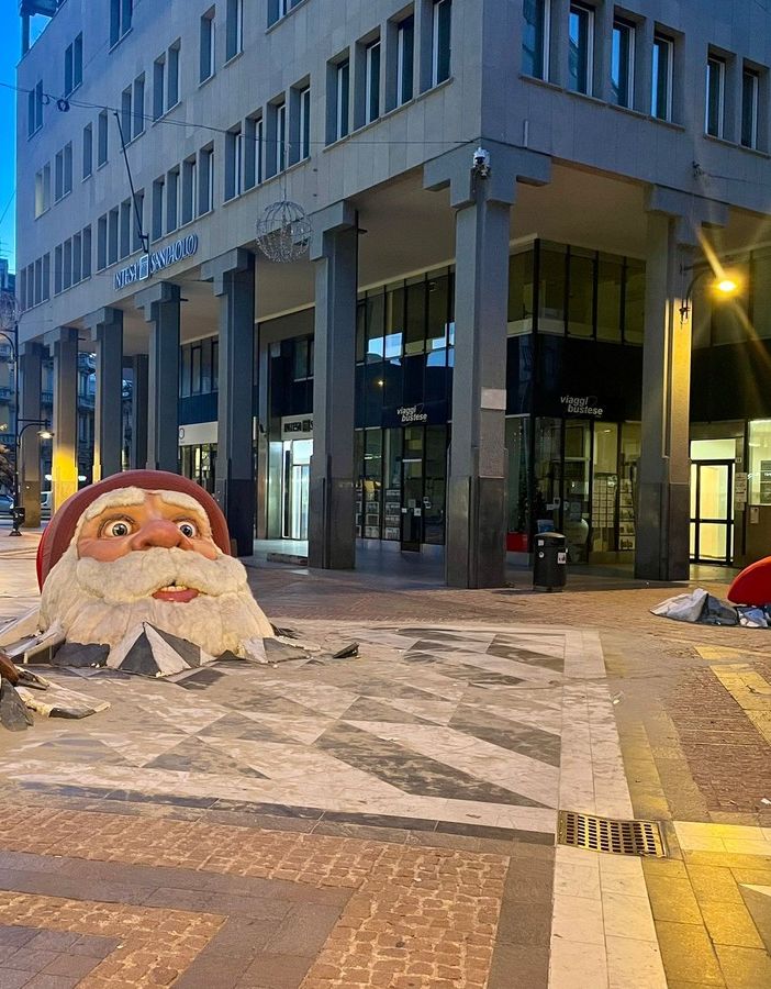 Babbo Natale già manomesso a Busto: «Ci vuole educazione. E inizia dalle parole»