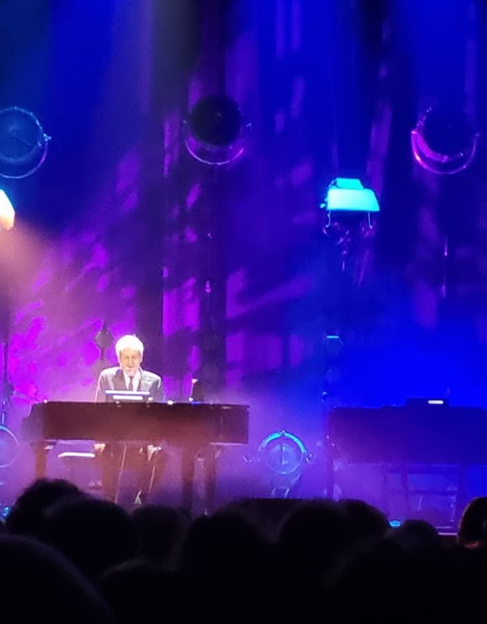 Baglioni a Busto e sotto le foto del controllo del suono e del camerino postate dall'artista