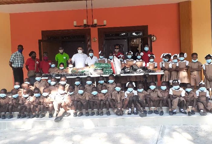 Arrivano le scarpe per andare a scuola e i piccoli di Haiti cantano di gioia