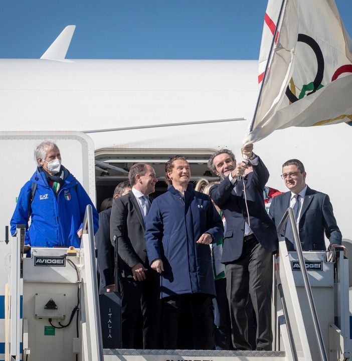 La bandiera olimpica sventola a Malpensa