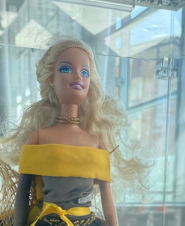 Barbie va in stazione per dire no alla violenza