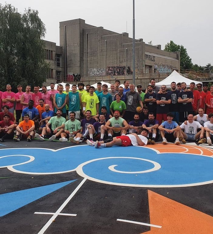 Busto, il campo da basket del parco Brazzelli è una piccola opera d’arte: «Nico, questo è per te»