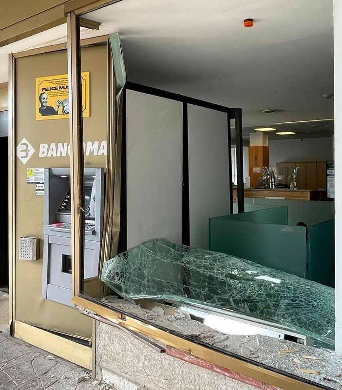 Parabiago, assalto alla filiale della Bcc: ladri in fuga a mani vuote