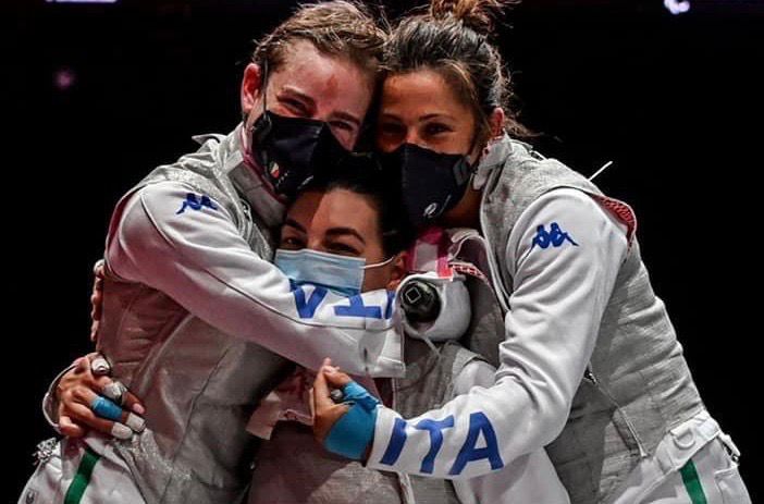 L'abbraccio finale delle nostre ragazze (foto tratta dalla pagina Facebook ufficiale della Federazione italiana Scherma)
