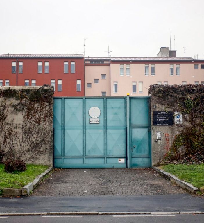 “Beccaria”, detenuti del carcere minorile seminano il panico: aggrediscono poliziotti, danno fuoco a un materasso e tentano fuga in massa