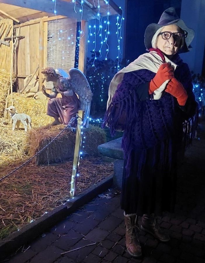 A Olgiate la Befana pedala per raggiungere il Comune. Le 150mila luci si spengono, non la gratitudine