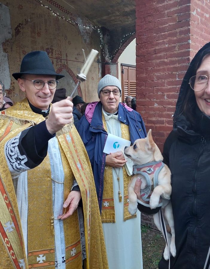 Pioggia e freddo non fermano la benedizione degli animali