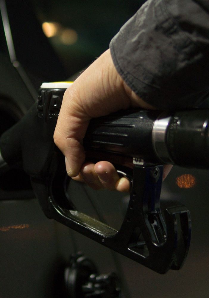 Caro carburante, il decalogo per combatterlo e risparmiare