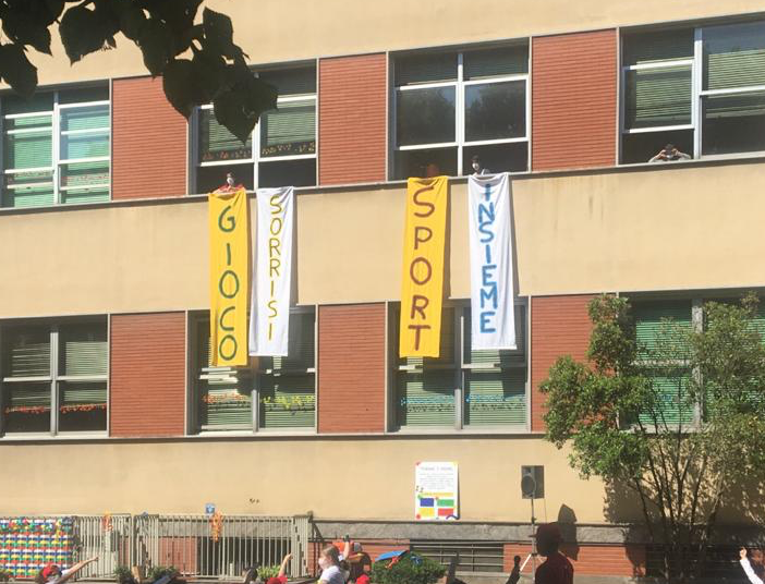 Gli striscioni alle finestre delle Bertacchi di Busto