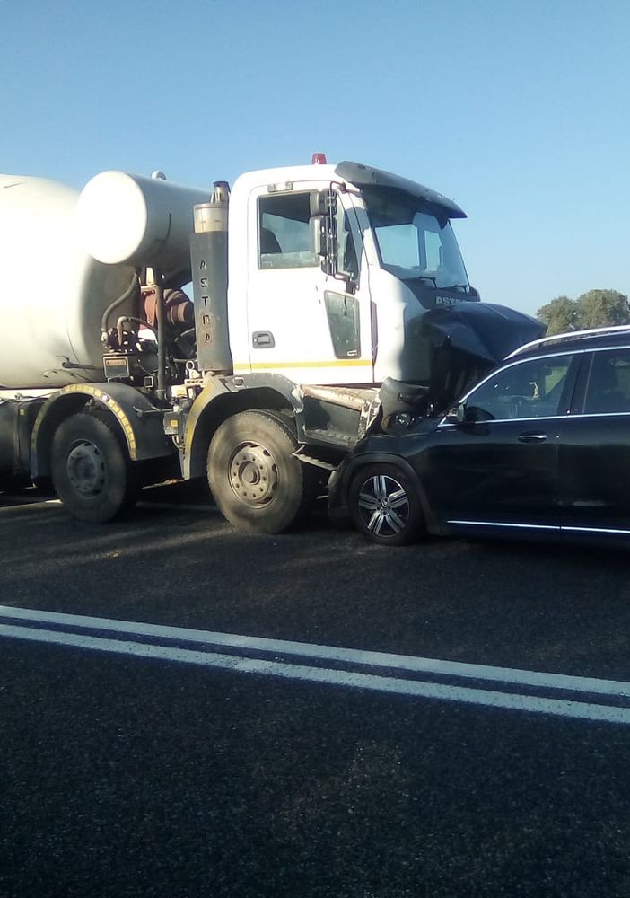 Scoppia pneumatico, betoniera finisce contro auto: paura, ma conducenti illesi