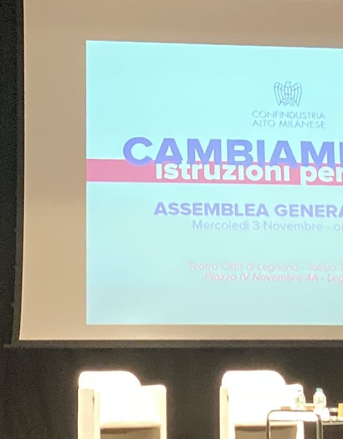 Carlo Bonomi e sotto la tavola rotonda di Confindustria Altomilanese