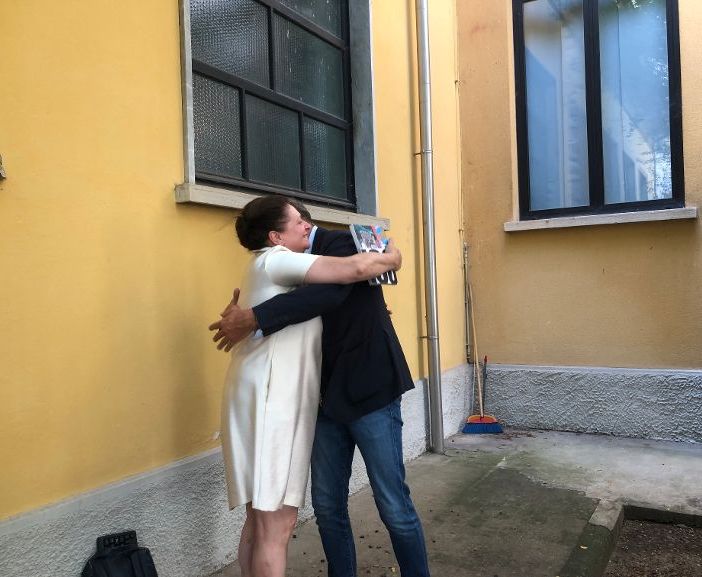 L'abbraccio del sindaco Antonelli alla dirigente Boracchi