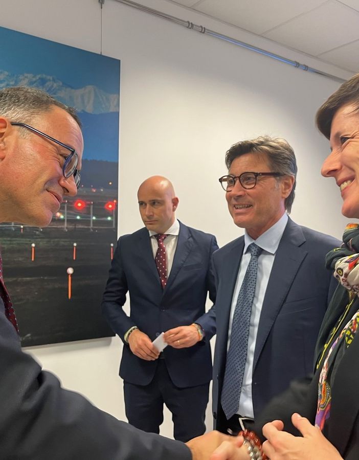 L'ad di Sea Brunini saluta la direttrice Confindustria Varese Pagani con il presidente Riccardo Grassi