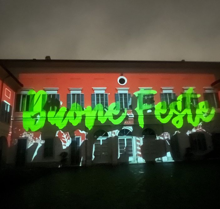 Il Comune di Castellanza addobbato a feste con il videomapping