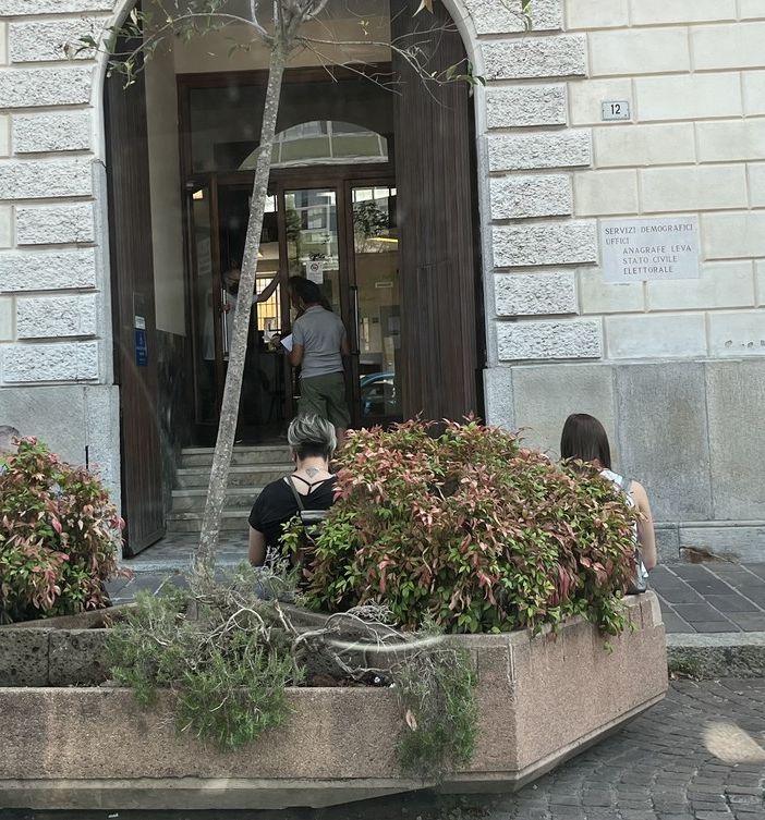 L'Anagrafe di Busto: le persone devono attendere fuori. Qui la situazione a metà mattinata pochi giorni fa