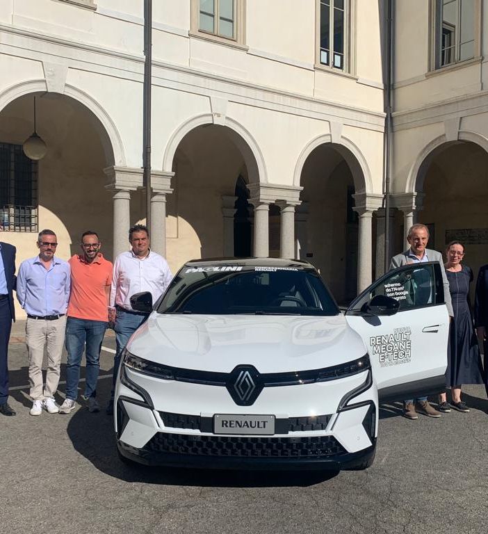 La presentazione di Busto Estate con le auto Renault Paglini e sotto la Vespa