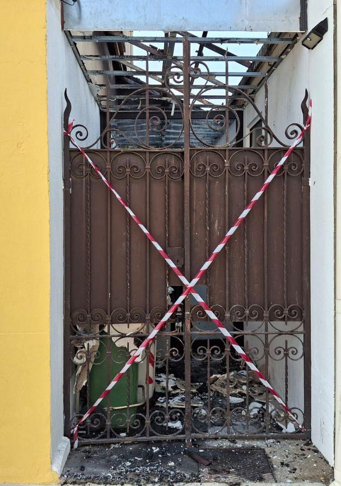 Prende fuoco una tettoia, paura e poi sollievo sul Sempione