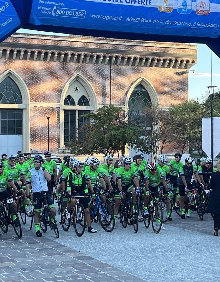 VIDEO. Fatica, festa e solidarietà: pedalano i 100 della Busto-Scopello