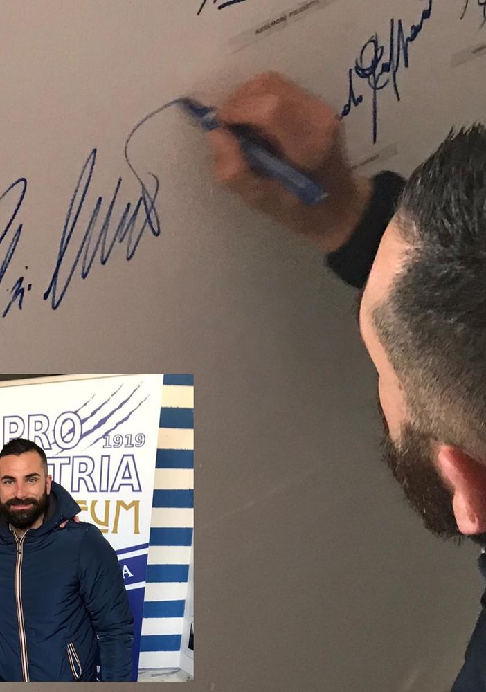 Calzi mentre firma. Nella foto sotto con Andrea Fazzari