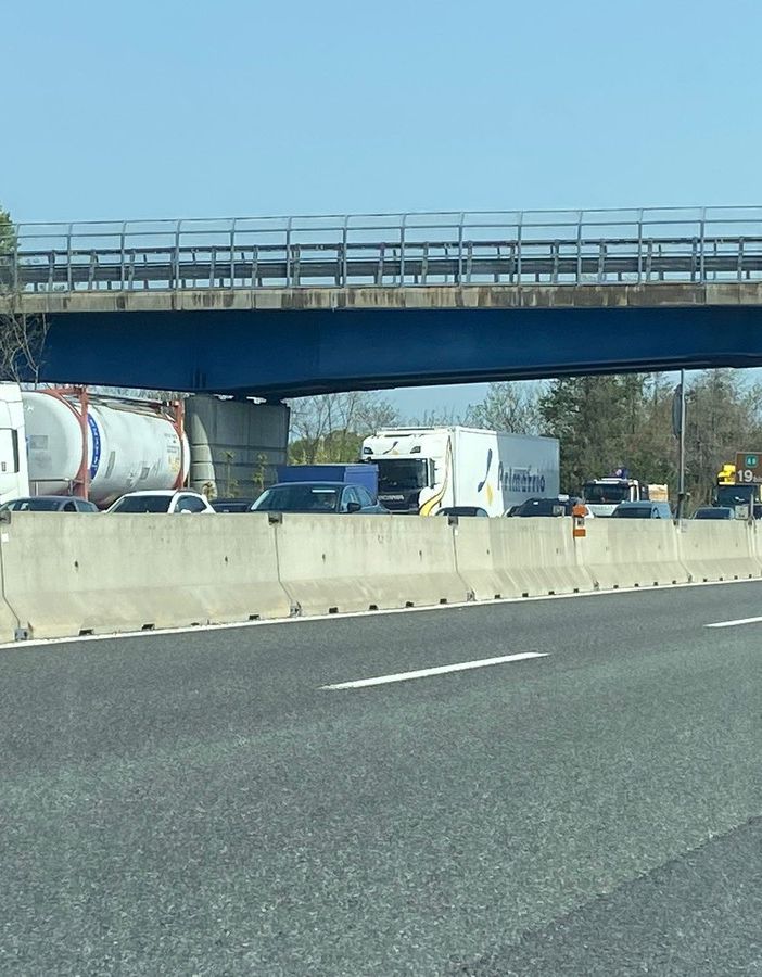 Camion in panne allo svincolo di Busto: code in autostrada