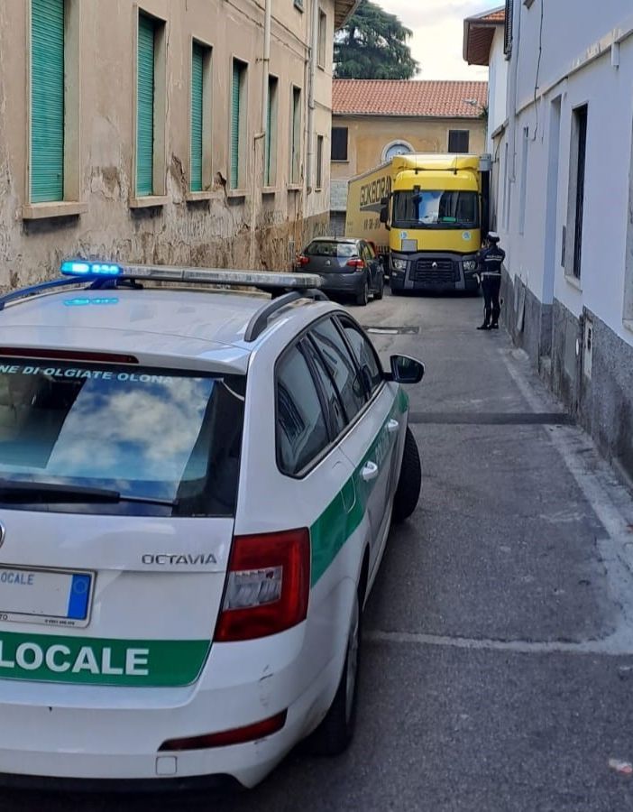 Tradito dal navigatore, camion incastrato per nove ore in una strada a Olgiate