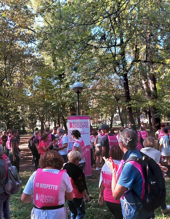 VIDEO E FOTO. Un centinaio di persone hanno attraversato la Valle per “rompere il silenzio” sulla violenza