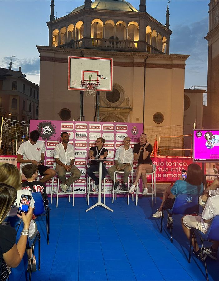 Sudore e sogni: le esperienze dei campioni in piazza a Busto