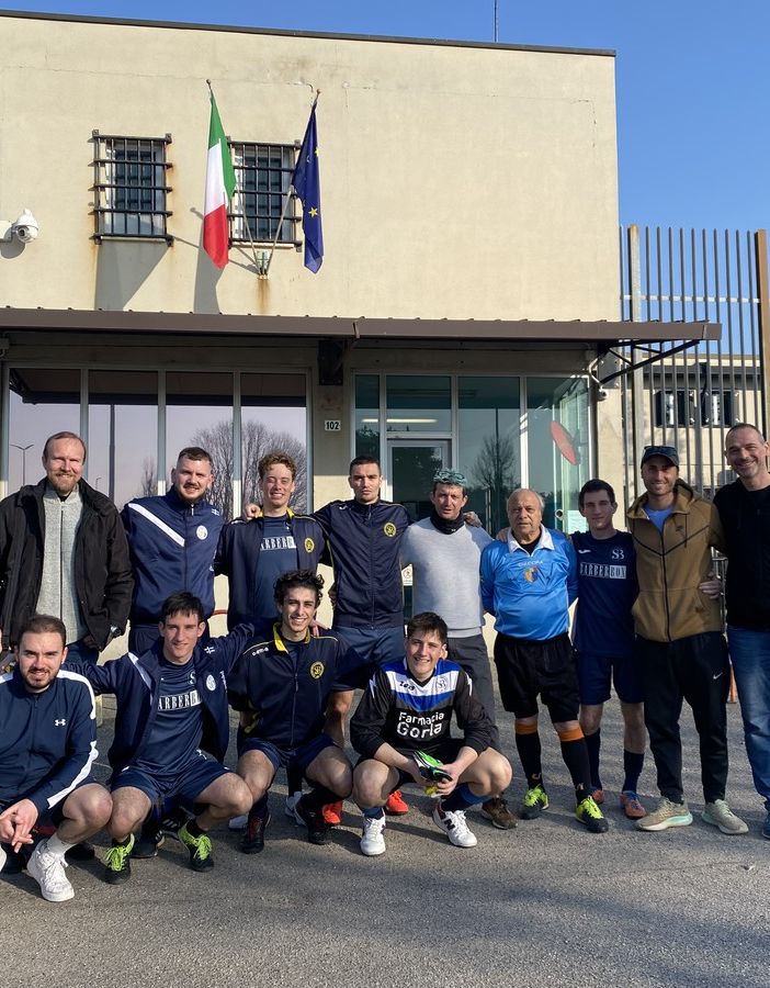 La prima squadra partecipante: OSGB Caronno D, di Caronno Pertusella. Tutto a sinistra in piedi il presidente provinciale Diego Peri. Penultimo a destra (con il cappellino) Gian Marco Duina, ideatore del progetto e allenatore