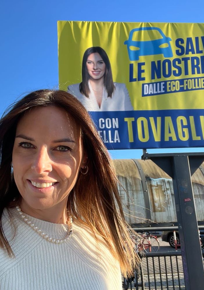 Tovaglieri, manifesti sulle strade del Varesotto contro lo stop ai motori termici