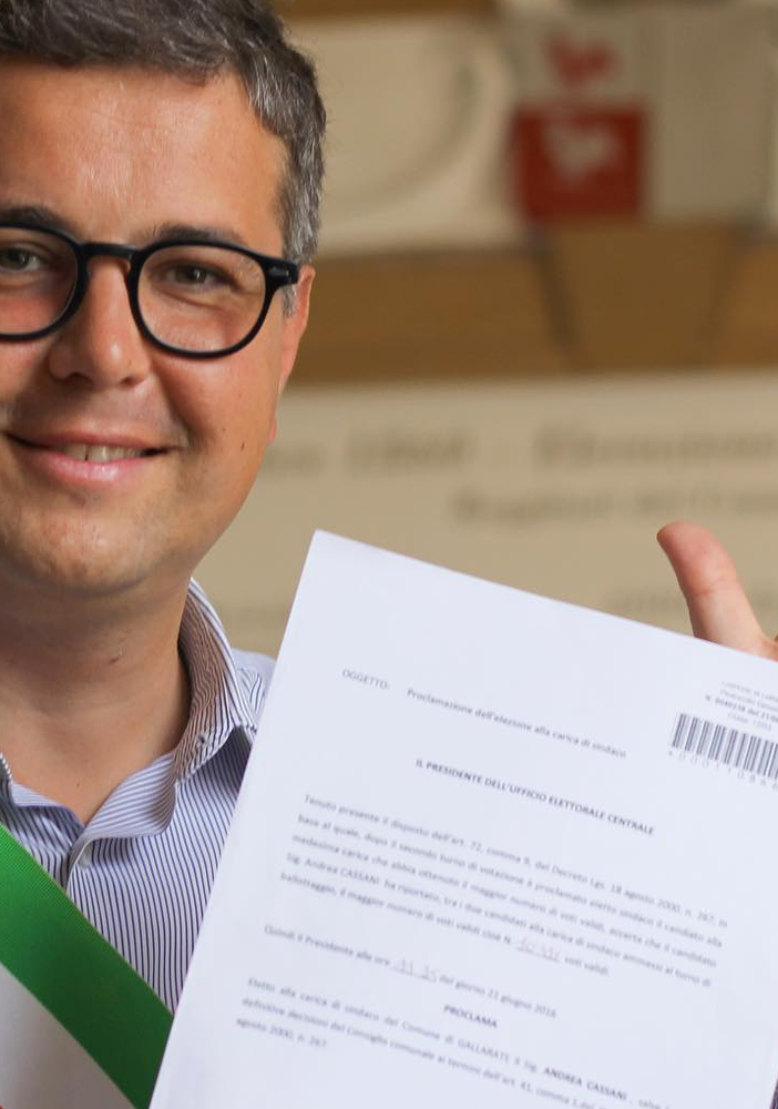 Il sindaco Cassani fa il segno dei cinque anni sui social