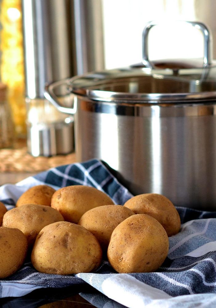 Nel sughetto del coniglio con gli aromi si cuociono poi le patate