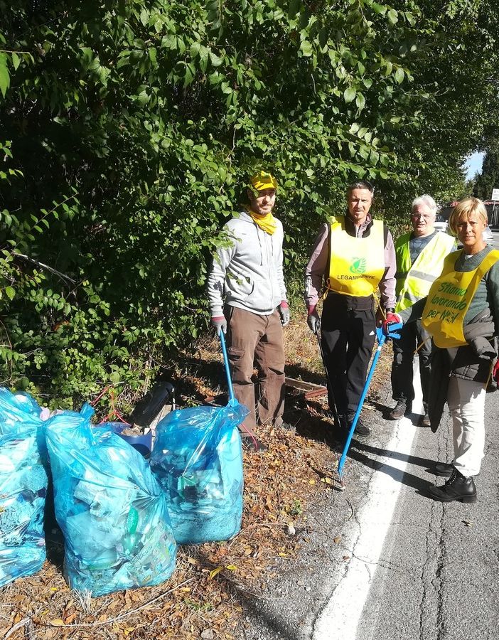 Genitori e figli al lavoro per pulire parco e vie di Castellanza