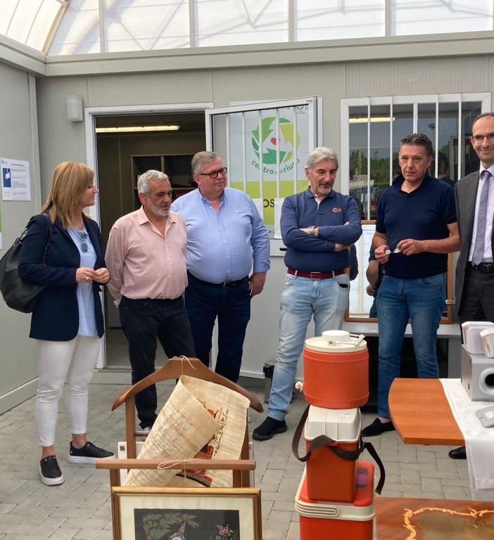 La visita al centro del riuso poi Cattaneo nei boschi con i volontari