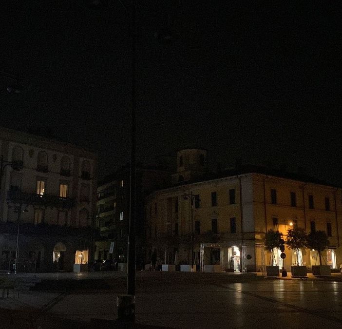 Lampioni spenti, centro di Busto al buio