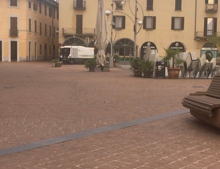 Gli addetti dell'Agesp in azione nel centro deserto e la fontana