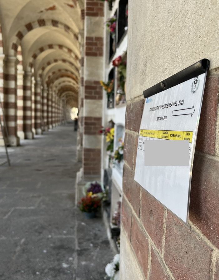 Uno degli avvisi apparsi sulle arcate del cimitero principale di Busto Arsizio