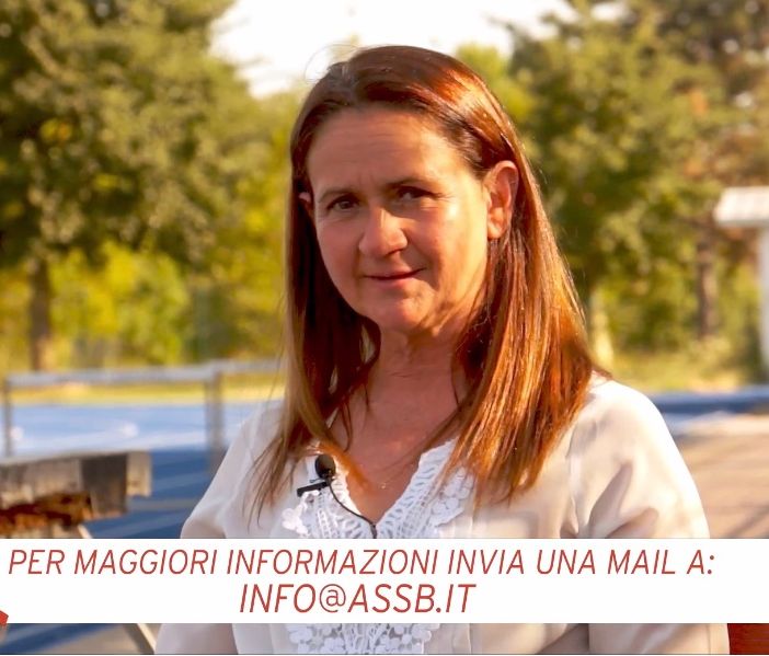 Cinzia Ghisellini e sotto altri personaggi dell'Assb intervistati alla Pista d'atletica