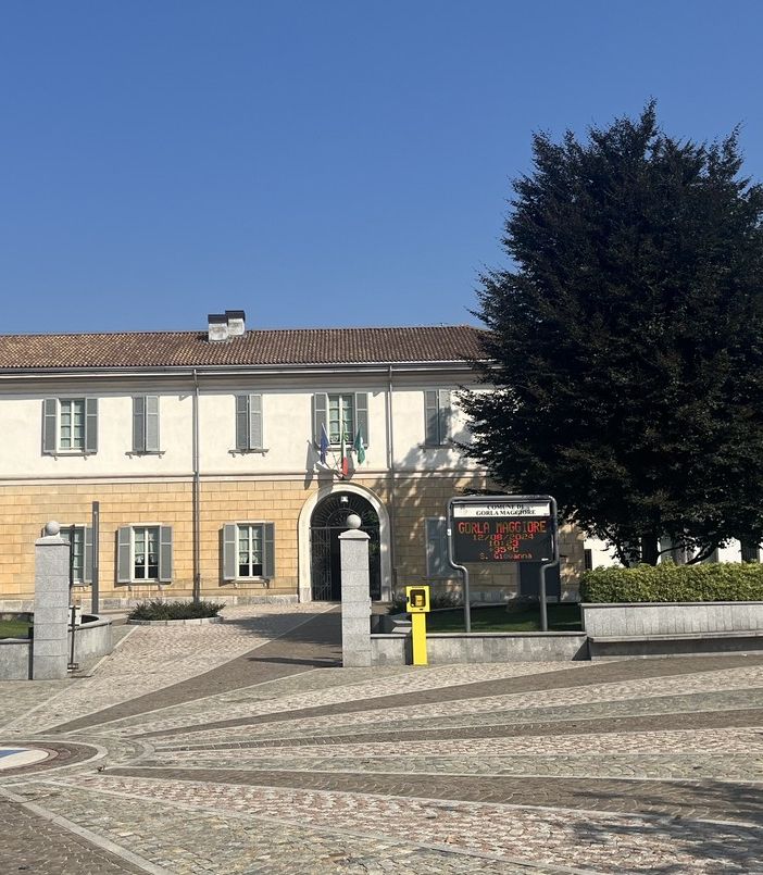 Il municipio di Gorla Maggiore e a lato il Numm