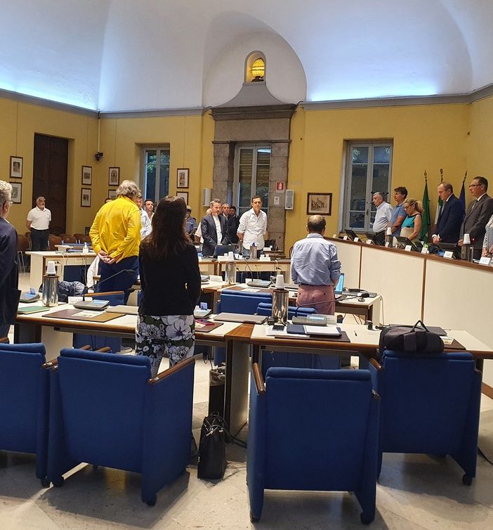 Ricordo di Berlusconi a Busto, tre consiglieri lasciano l’aula. Forza Italia: «Vergognoso». Scontro col sindaco